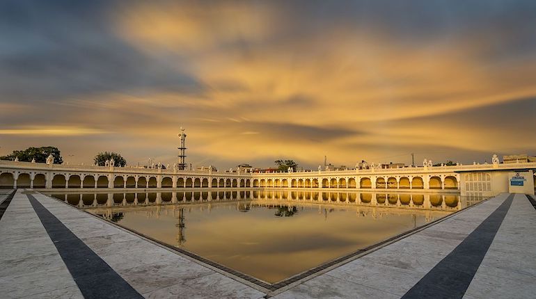 Sarovar inside Gurudwara Nankana Sahib. Photo by Shaguftakarim/CC BY-SA 4.0/Wikimedia Commons